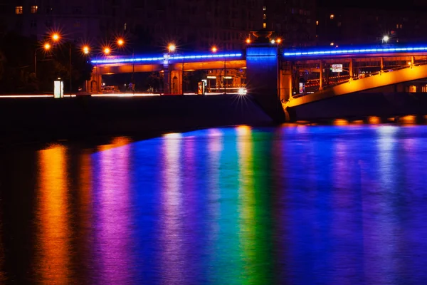 Мост с красочным отражением в воде — стоковое фото