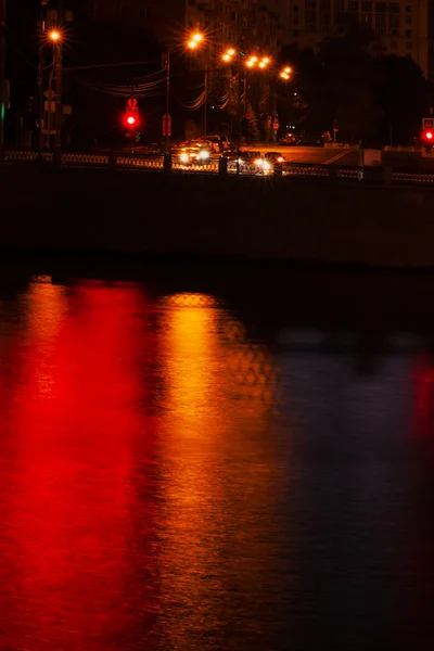 歩道橋、夜のシーンの一部. — ストック写真