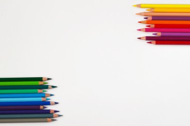 Beyaz üzerinde renkli kalemler sıcak ve serin renkler