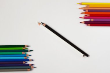 Aksine renkli, siyah ve beyaz kalemler.