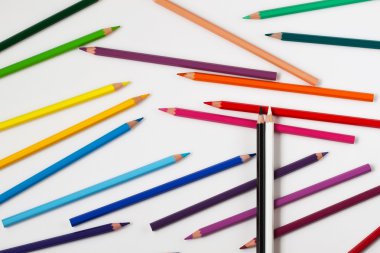 Siyah ve beyaz kalem üst boya kalemi