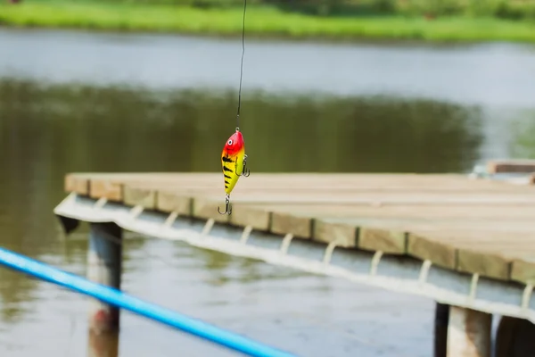 Señuelo de pesca brillante sobre fondo natural primer plano — Foto de Stock