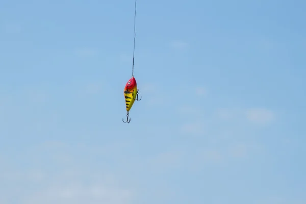 Ljusa lure predator spinning mot den blå himlen — Stockfoto