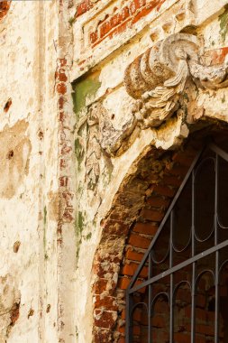 Eski ortaçağ malikanenin cephesinde kısma