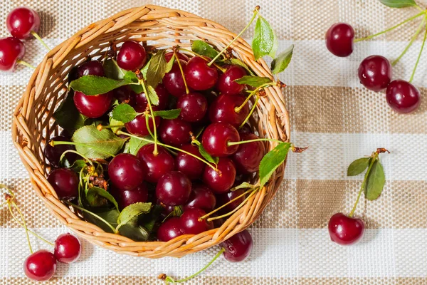 Cerezas. Disfrute de su comida y buena salud . — Foto de Stock