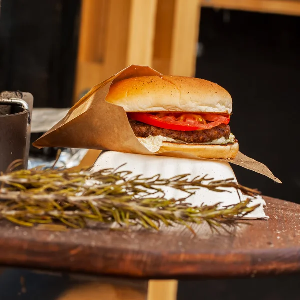 Hambúrguer e Rosemary, que é bom para churrasco — Fotografia de Stock