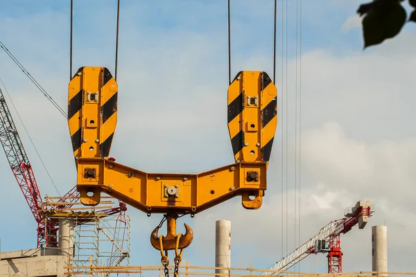 Site de construction du stade de football. Palan à grue, crochet, élingue de câble métallique sur le fond bleu ciel, concept — Photo