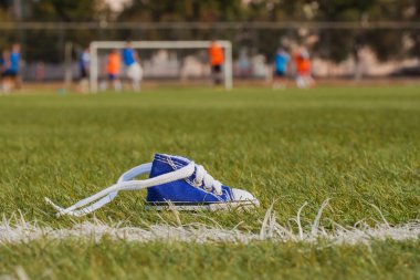 Futbol sahasına ayakta spor ayakkabı.