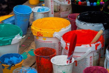 Akrilik boyalar paleti, ile çeşitli renk lekeli ahşap arka plan üzerinde fırçalar boyalı. Çocuk yaratıcılık