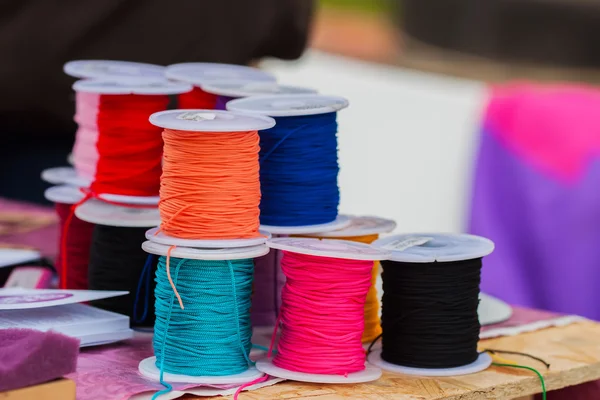 Cables brillantes de varios colores en bobinas para diferentes aplicaciones, enfoque selectivo — Foto de Stock