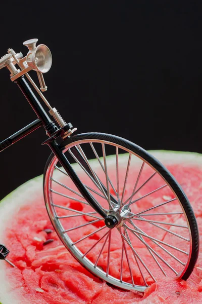 Передний ретро-велосипед поверх арбуза — стоковое фото