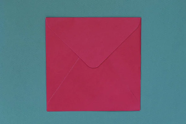 Enveloppe Rouge Festive Pour Envoyer Des Lettres Sur Fond Bleu — Photo