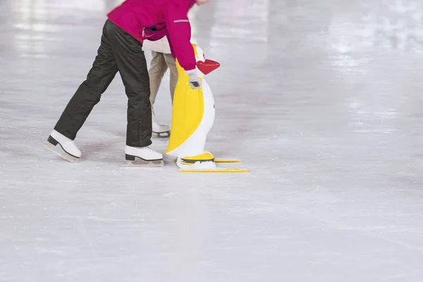 Абстрактна дитина вчиться кататися на ковзанах на відкритому повітрі — стокове фото