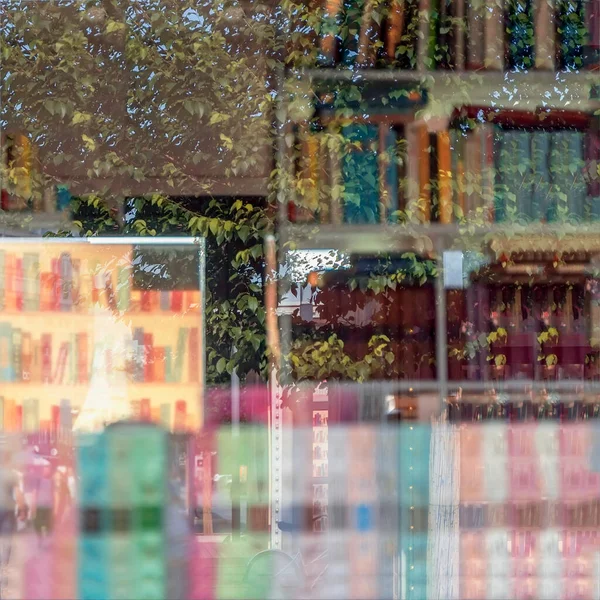 Resumen Fondo borroso con reflejos de estanterías con libros coloridos y vistas a la ciudad — Foto de Stock