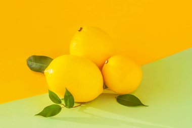 Parlak arka plan, yaz, detoks, C vitamini konsepti üzerine taze limonlar.