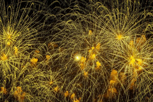 Goldglitzerndes Feuerwerk auf schwarzem, buntem Feuerwerk funkelt am dunklen Nachthimmel. Festlich farbenfroher Hintergrund — Stockfoto