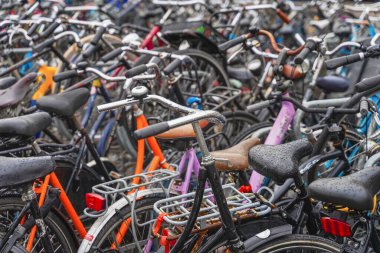 Amsterdam 'da ıslak bisikletli bisiklet parkı, Rayny Day. Eski arkaplan