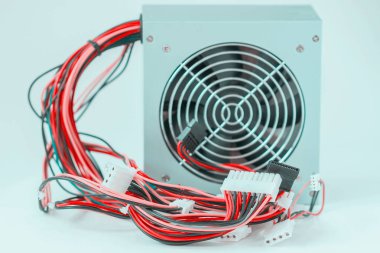 Kablolar ve tıkaçlar ile bilgisayar güç kaynağı