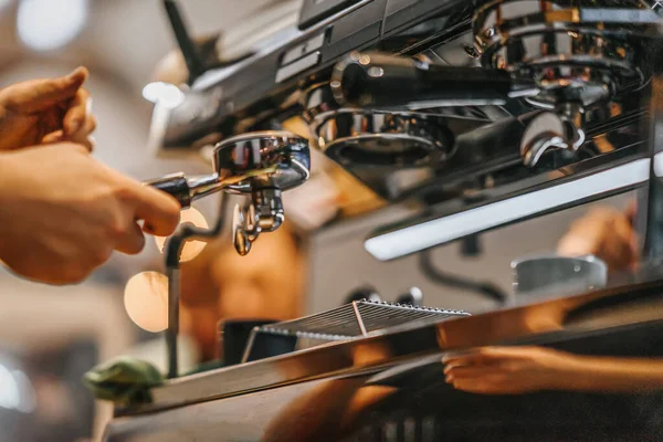 Profissional moagem café recém-torrado em máquina de café expresso. Barista Fazendo café no bar — Fotografia de Stock