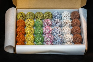 Çikolata ve rom ile bir kutu mantar. Hindistan cevizi ve serpiştirilmiş, el yapımı.