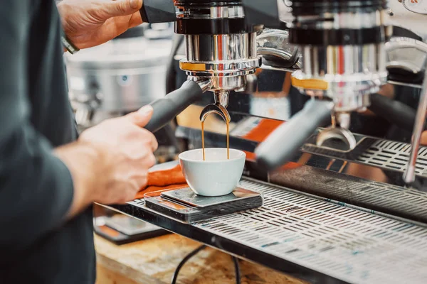 Abstrakt Barista dělat kávu s kávovarem v kavárně — Stock fotografie