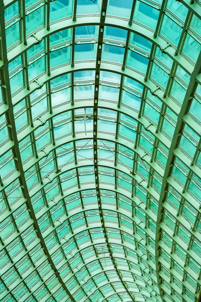 Zakrzywiony szklany dach, Sufit z łukiem. Otwarte szyby nowoczesnego budynku. Widok na dół. Tekstura graficzna, tło — Zdjęcie stockowe