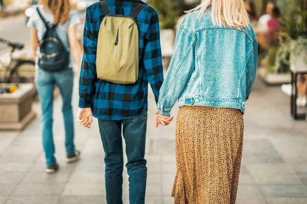 Abstracto irreconocible pareja enamorada de nuevo a nosotros caminando por la ciudad cogidos de la mano, paseo romántico —  Fotos de Stock