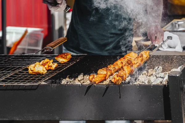 Kebaby, mięso na szaszłykach przygotowane na grillu grillowym z dymem Zbliżenie na zewnątrz, koncepcja grilla na podwórku — Zdjęcie stockowe