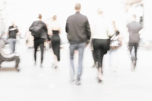 Abstract defocused motion blurred people walking in city street. Urban modern background. Blur effect — Stock Photo, Image