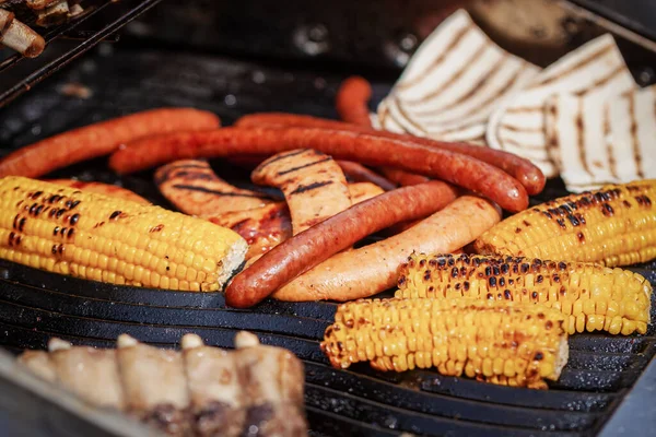 Process of preparing sausages and corn on Outdoor Grill. — Stock Fotó