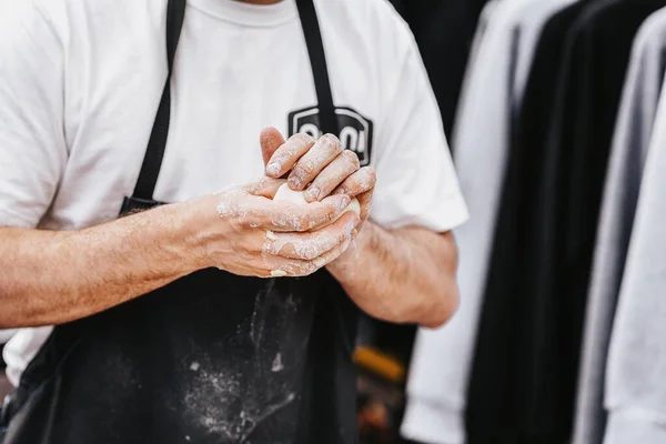Chef hands with piece of dough for making pizza — Fotografia de Stock