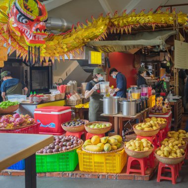 Ulusal kafe. Markette Vietnam yemekleri. Doğal meyve suyu yapmak için çeşitli egzotik Asya meyveleri..