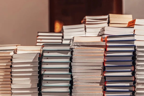 Pilhas de livros, livros didáticos à mesa na livraria da cidade. Educação, escola, conceito de estudo. — Fotografia de Stock