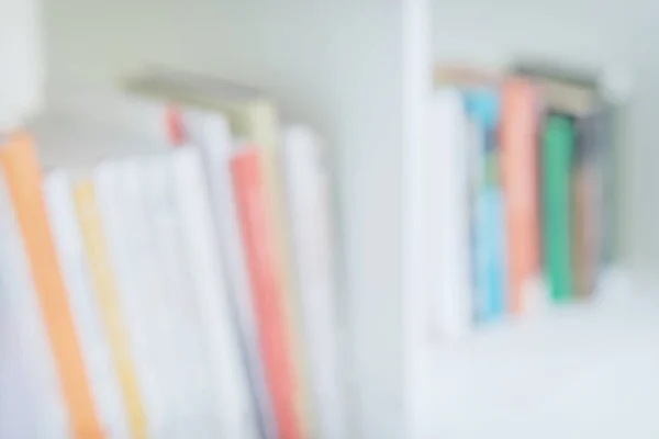 Varios libros en el estante, fondo claro y borroso. Concepto de aprendizaje, escuela, regreso a la escuela, educación —  Fotos de Stock