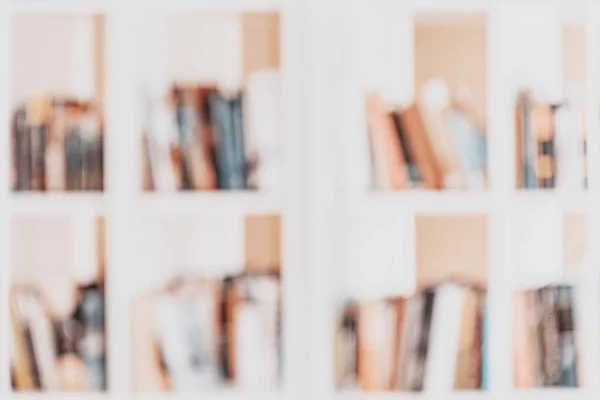 Estantes com livros na biblioteca, foco suave. Abstrato fundo de luz turva. Conceito de aprendizagem, de volta à escola — Fotografia de Stock