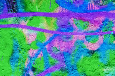 Parlak karalama ve karalama ile renkli beton duvar