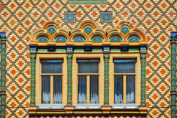 다채 로운 색상의 창문 이 있는 색 벽의 뚜렷 한 모습 — 스톡 사진