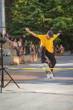 Burgaz, Bulgaristan - 23 Ağustos 2025: açık hava kaykay etkinliği sırasında bant üzerinden atlama numarası. Sokak kaykayı kavramı, şehir gençliği yaşam tarzı, gençlik kültürü