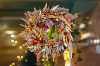 Şükran Günü Sonbahar Çelengi. Kurumuş çimenden, yapraklardan, doğal elementlerden, sıcak festival ortamından yapılmış el yapımı sonbahar çelengi. Şükran Günü konsepti, mevsimlik dekor, sonbahar kutlaması