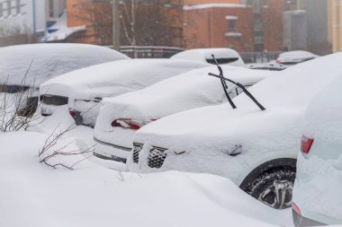 Kış otoparkı, Snow. Şehir otoparkında karla kaplı arabalar, kış havası. Nakliye aksaması, yoğun kar yağışı nedeniyle şehirde park sorunları. Otopark altyapısı, araç deposu
