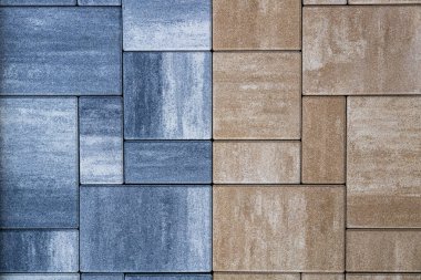 Dikdörtgen kaldırım taşları modüler ızgara deseninde düzenlenmiştir. Değişen renk bölümleri yüzey dokusunu oluşturur. İnşaat tasarımı için taş kaldırım malzemesinin doğal arka planı