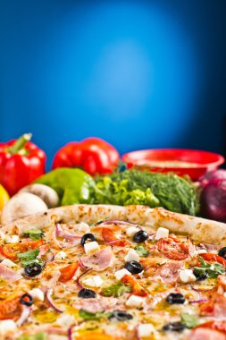 İtalyan pizza jambon ve sebze ile