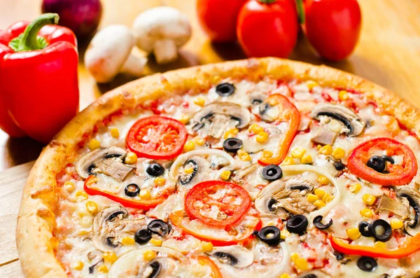 Delicious Italian pizza with olives cheese corn mushrooms and vegetables — Stock Photo, Image