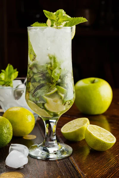 Mooie Mojito met ijs — Stockfoto