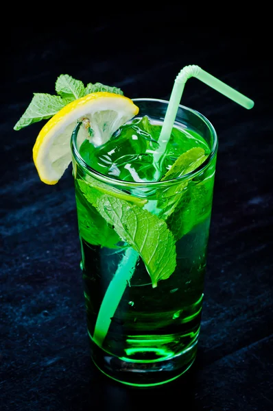 Verfrissende mojito cocktail — Stockfoto