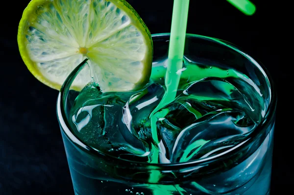 Cocktail frio de verão com gelo e verduras — Fotografia de Stock