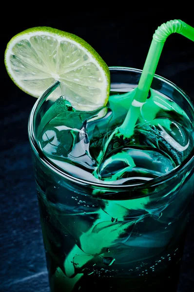 Cocktail froid d'été avec citron vert glacé et menthe — Photo