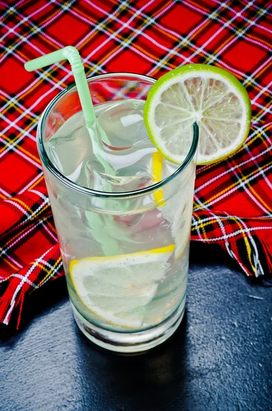 A limonada fria refrescante de verão com cubos de gelo — Fotografia de Stock