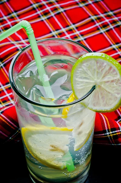Zomer koude limonade met ijsblokjes — Stockfoto