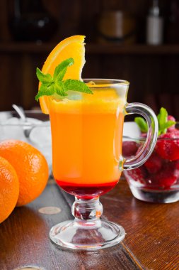güzel tatlı kokteyl nane portakal çilek ve buz ile